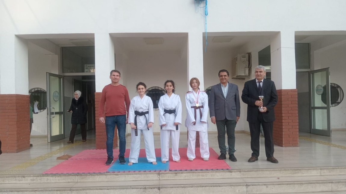 ULUSLARARASI KARATE ŞAMPİYONASINDA BİRİNCİ OLDUK.